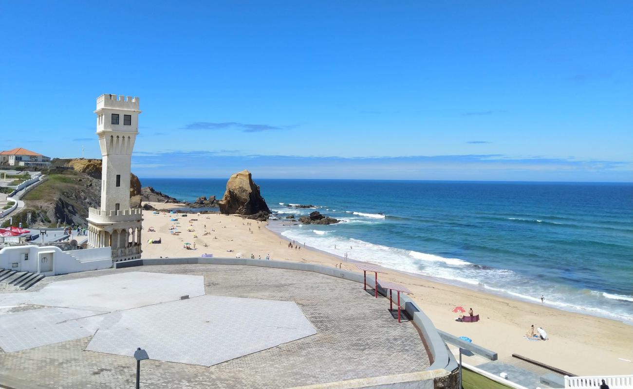 Photo de Praia de Santa Cruz avec sable beige fin de surface