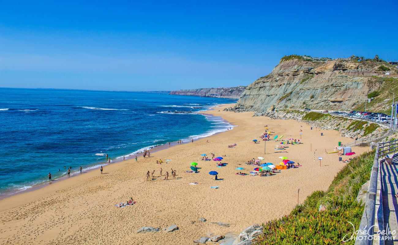 Photo de Praia de Porto Dinheiro avec sable fin et lumineux de surface