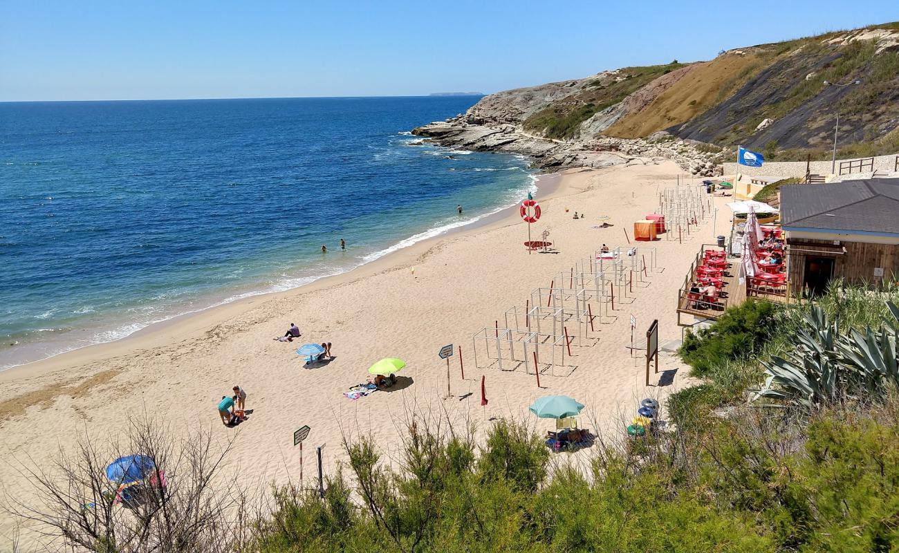 Photo de Praia de Sao Bernardino avec sable beige fin de surface