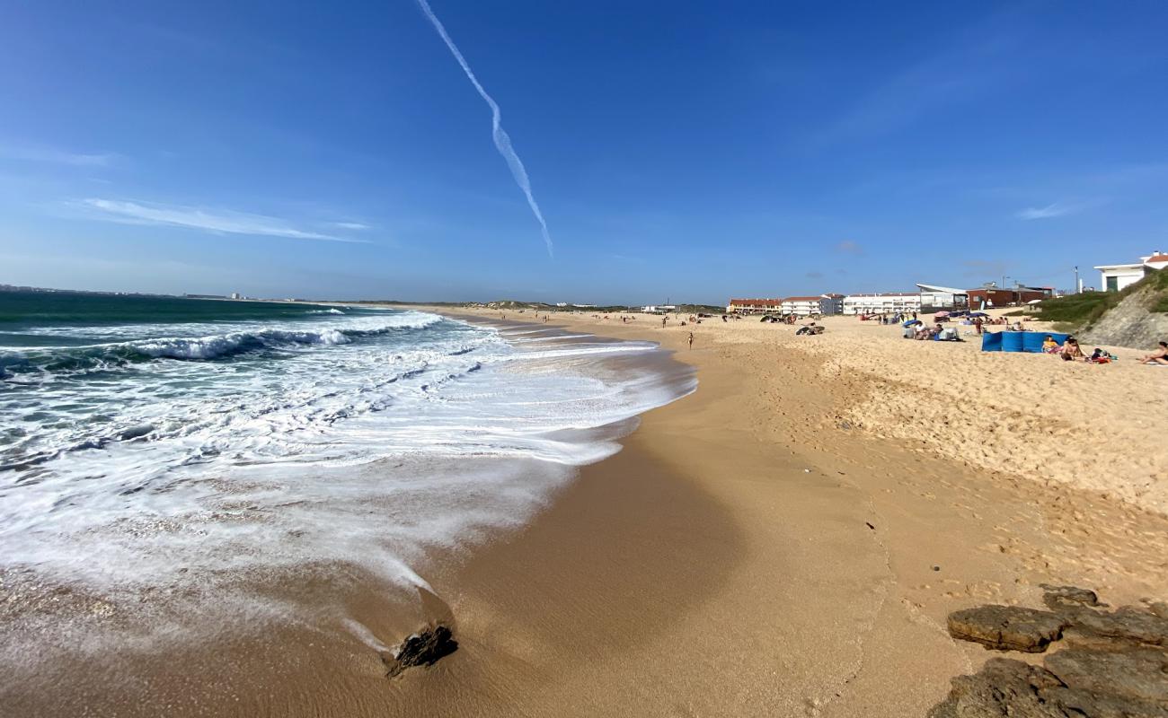 Photo de Praia da Consolacao avec sable beige fin de surface