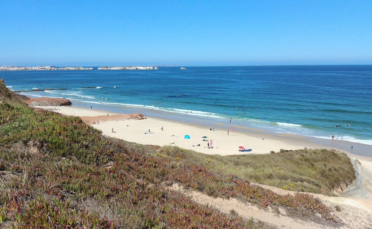 Photo de Praia da Almagreira avec sable beige de surface