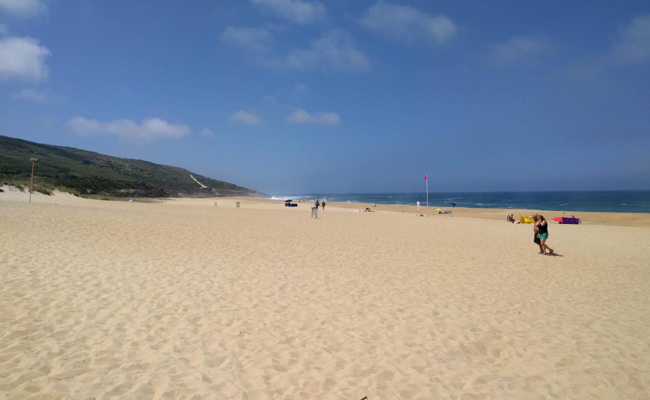 Photo de Praia do Salgado avec sable beige fin de surface