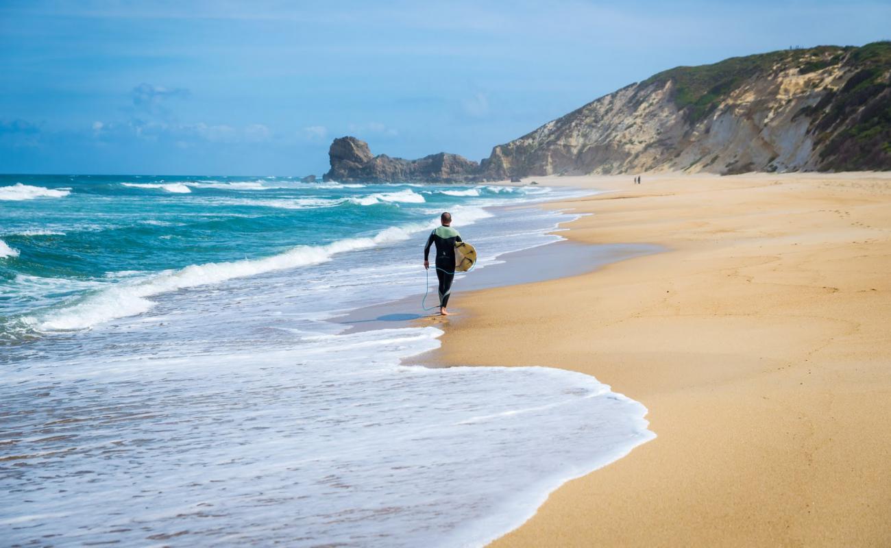 Photo de Praia da Mina avec sable lumineux de surface