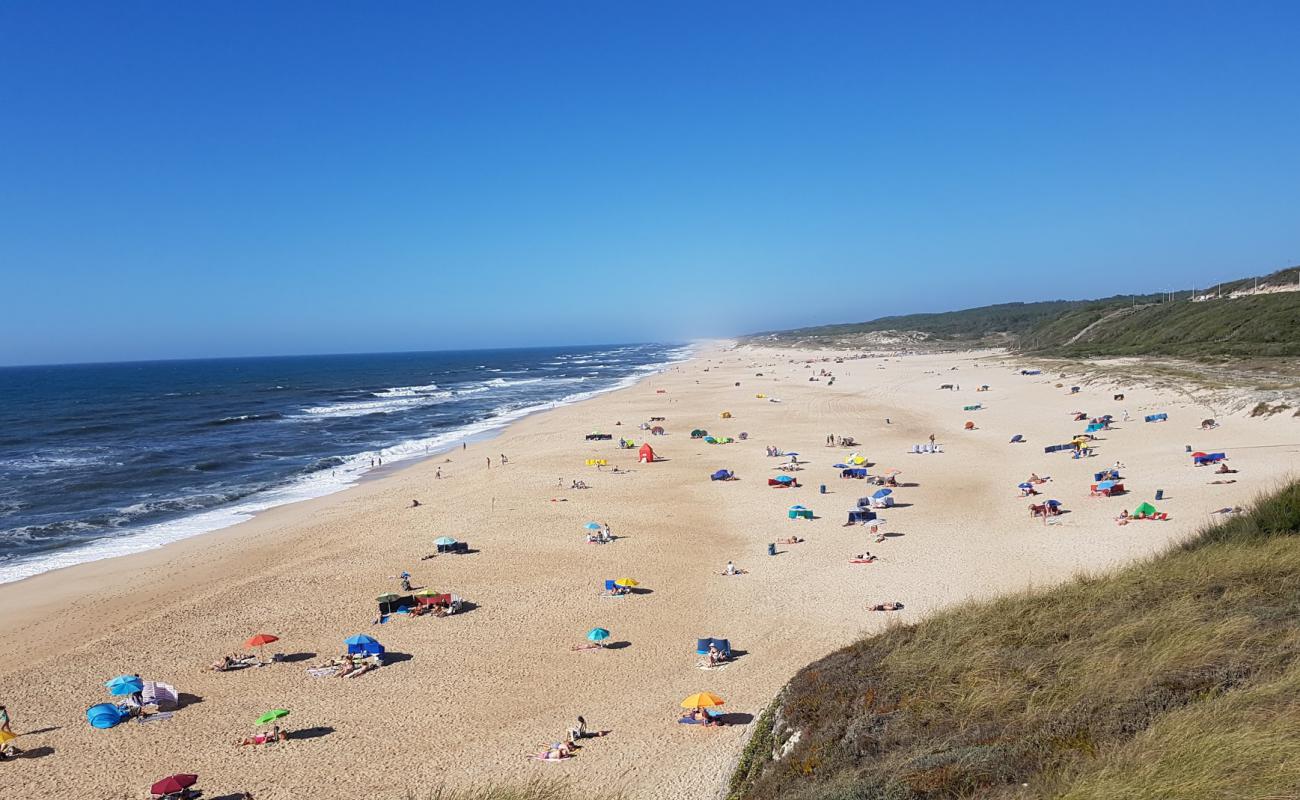 Photo de Praia Velha avec sable fin et lumineux de surface