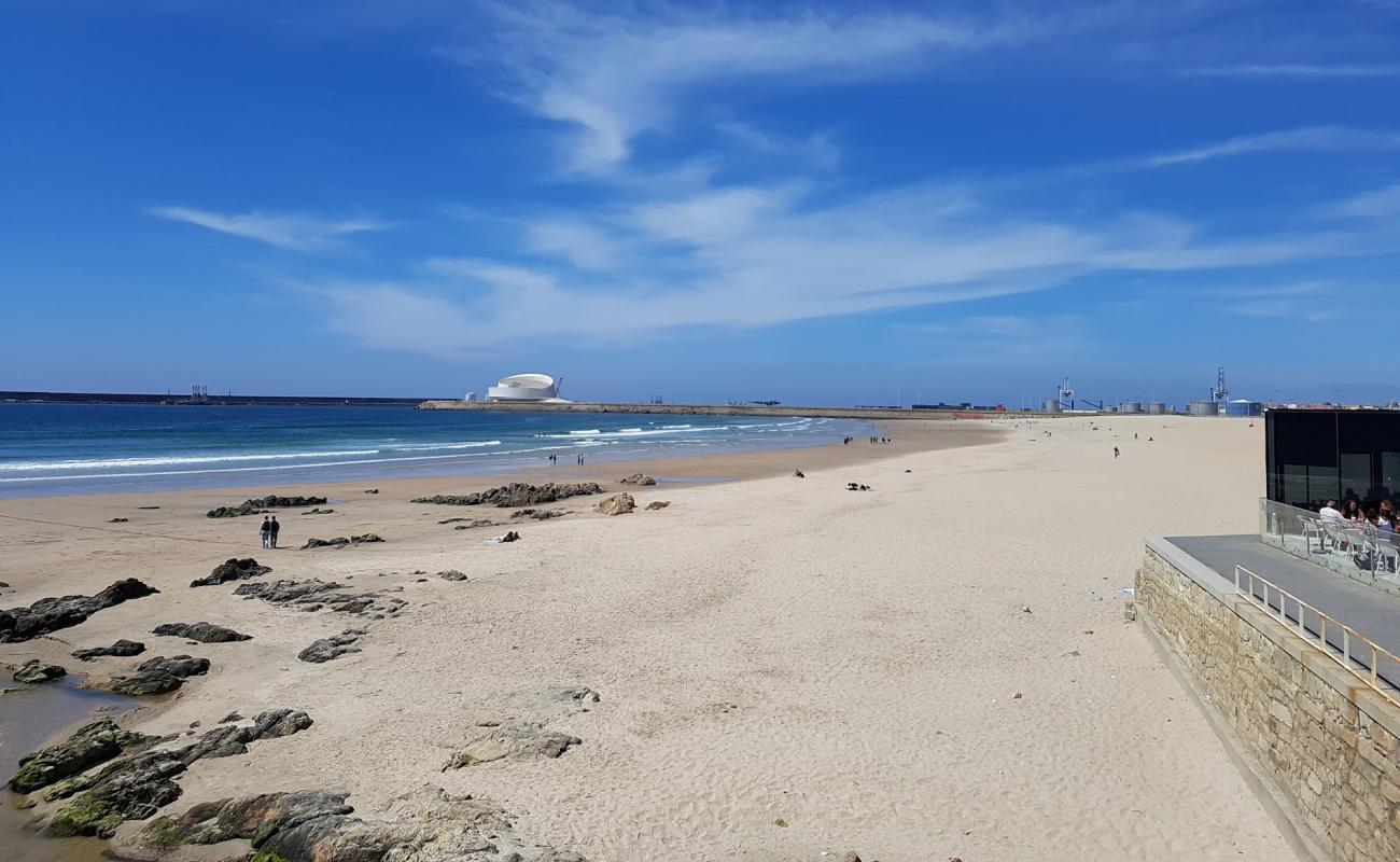 Photo de Praia de Matosinhos avec sable fin et lumineux de surface