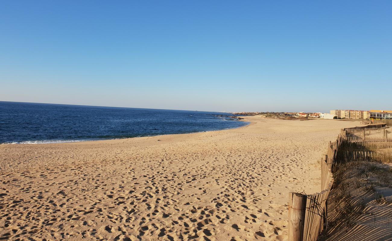 Photo de Praia de Angeiras Norte avec sable fin et lumineux de surface