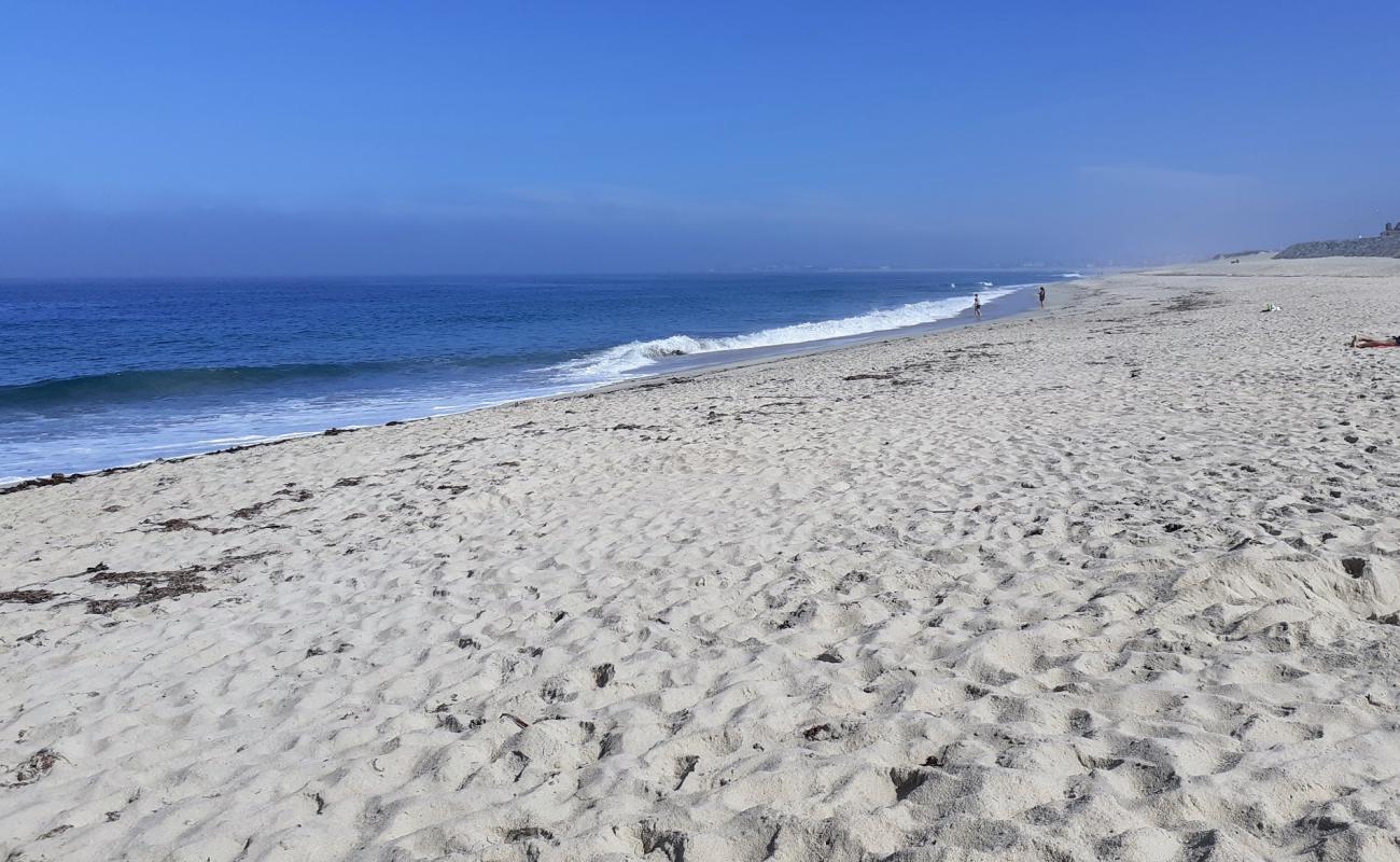 Photo de Praia de Mindelo avec sable fin et lumineux de surface