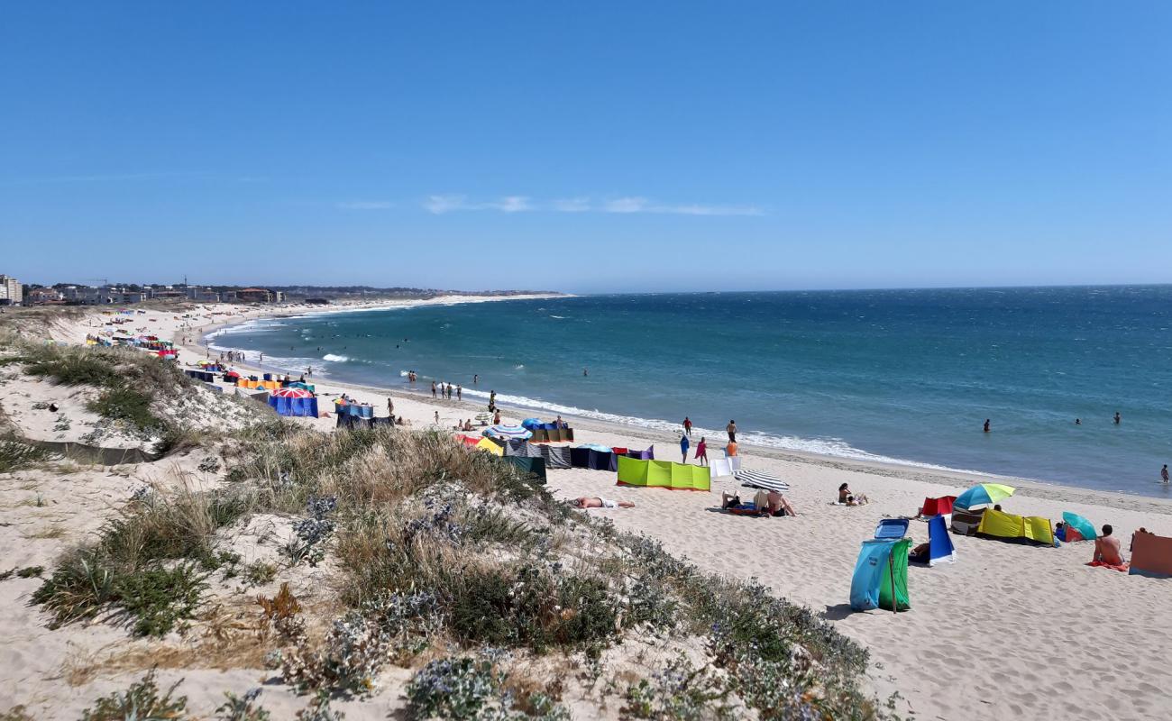 Photo de Praia da Azurara avec sable fin et lumineux de surface