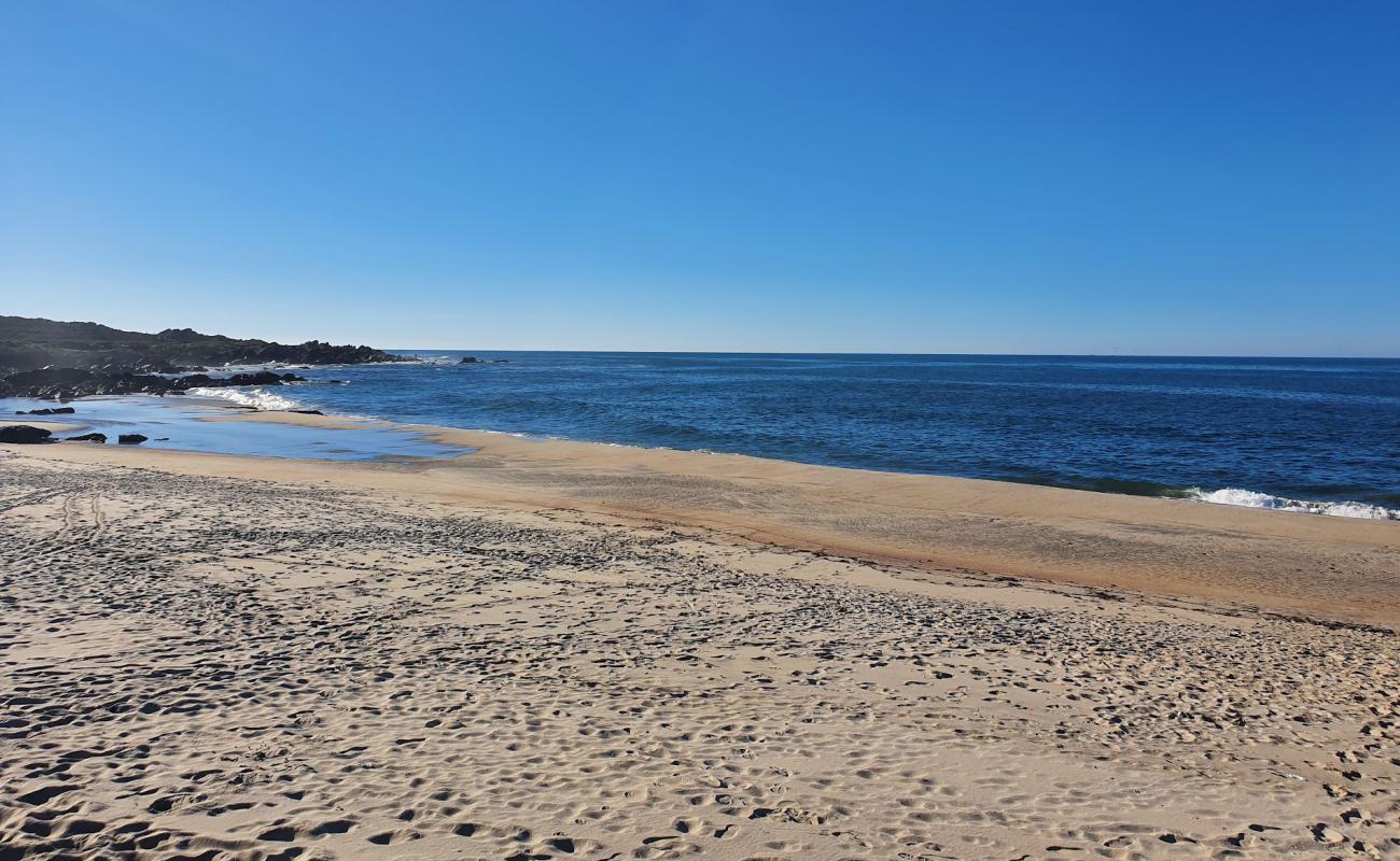 Photo de Praia do Paco avec sable fin blanc de surface