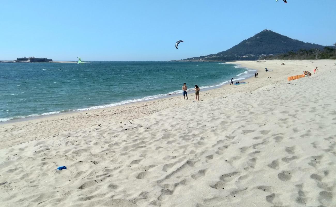 Photo de Praia de Moledo avec sable blanc de surface