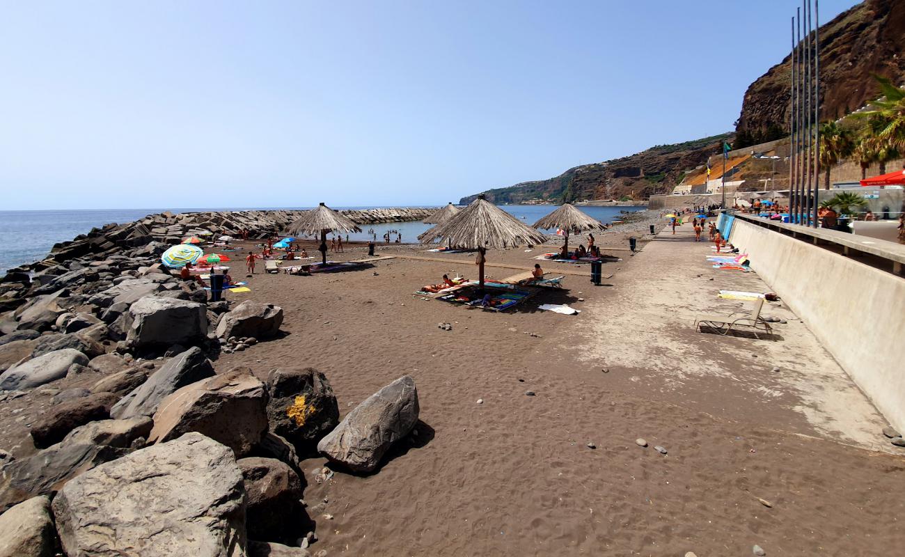 Photo de Praia Da Ribeira Brava avec sable gris avec roches de surface