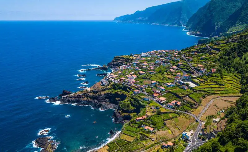 Photo de Praia da Laje avec roches de surface