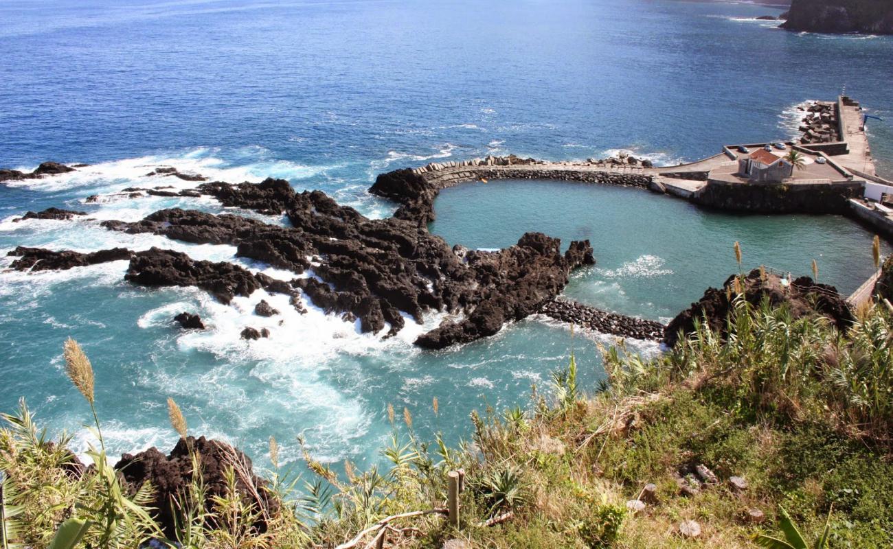 Photo de Natural public swimming pool avec caillou brun de surface