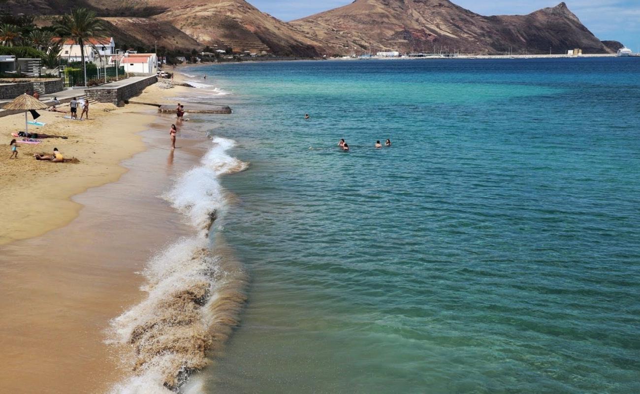 Photo de Praia da Fontinha avec sable lumineux de surface