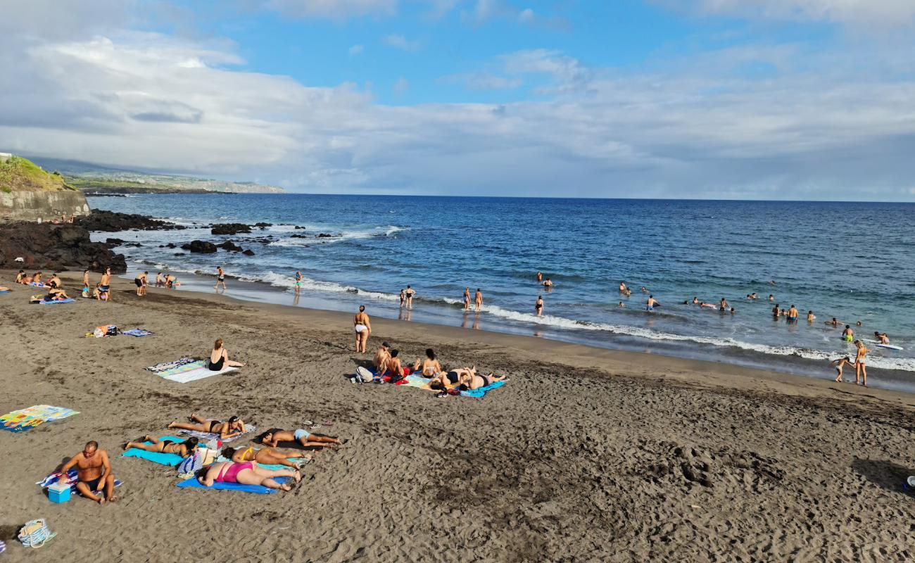 Photo de Praia de Sao Roque avec sable gris de surface