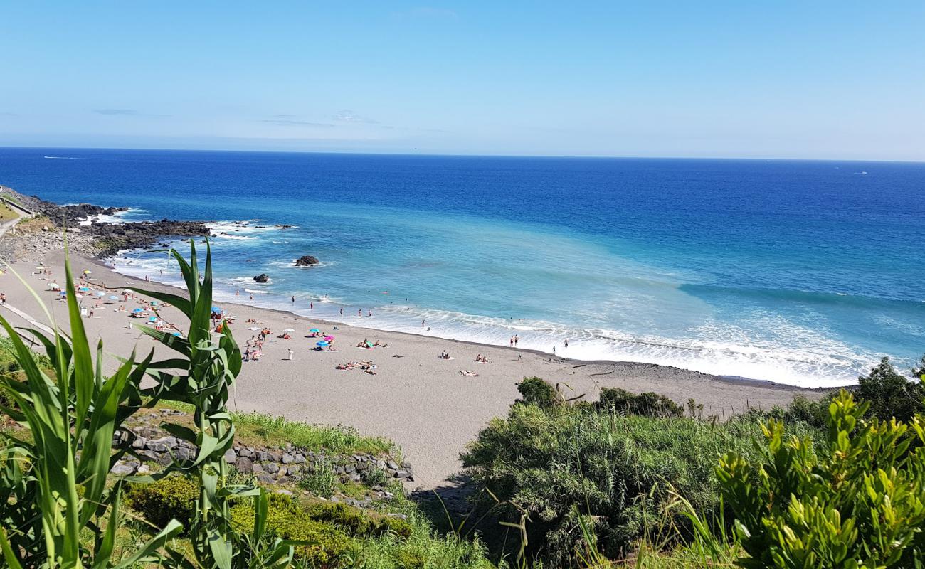 Photo de Praia Pequena de Agua d'Alto avec sable gris de surface