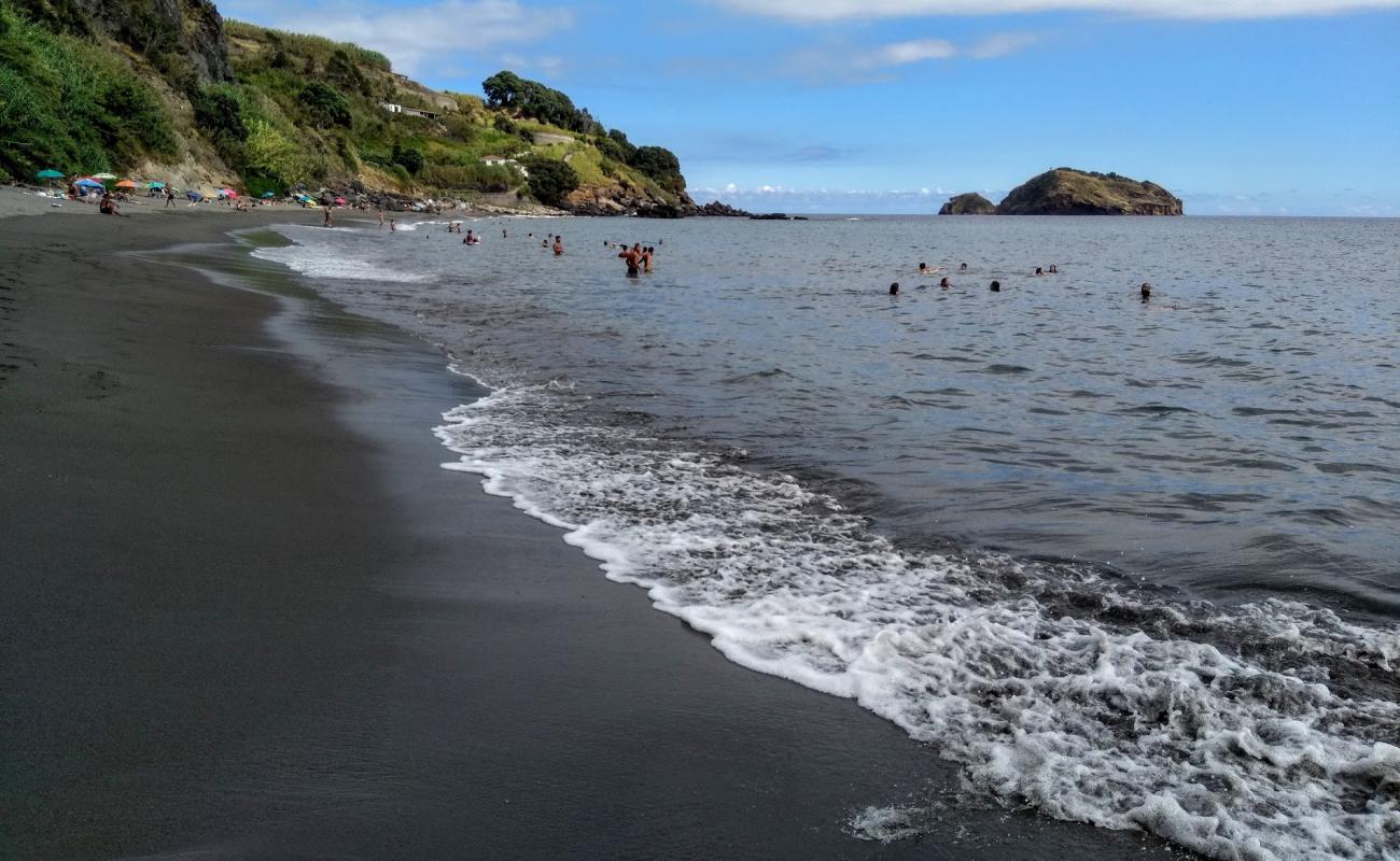 Photo de Praia Do Degredo avec sable gris & rochers de surface