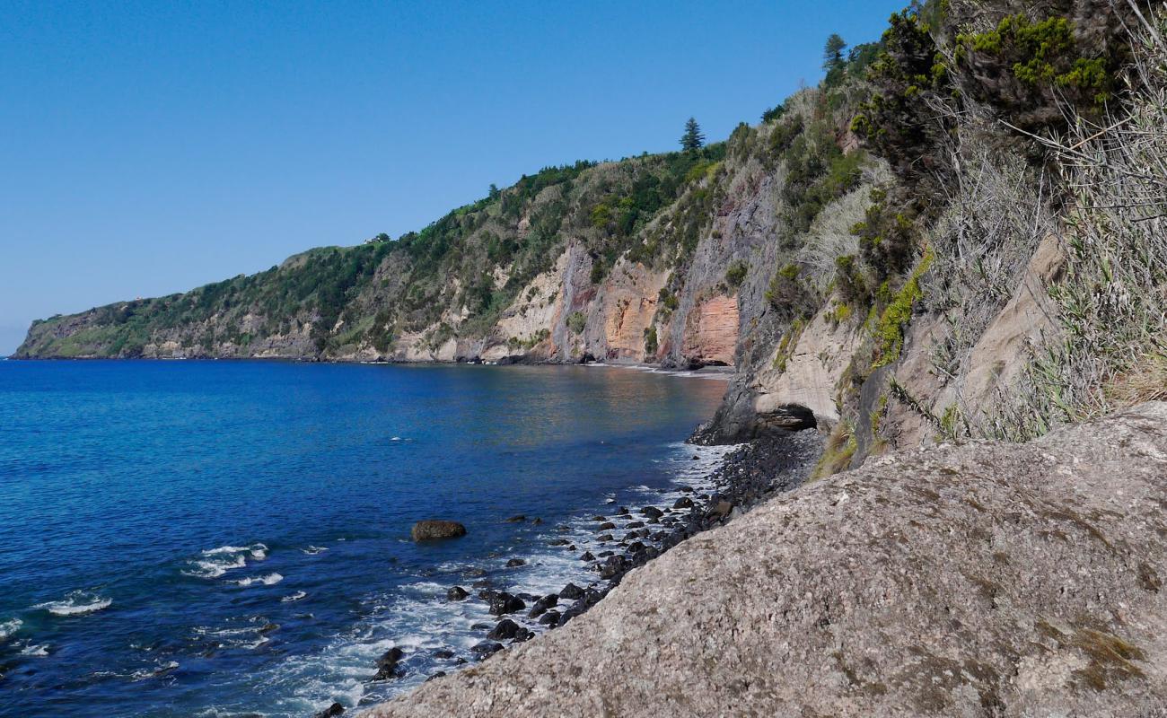 Photo de Praia da Amora avec sable gris & rochers de surface