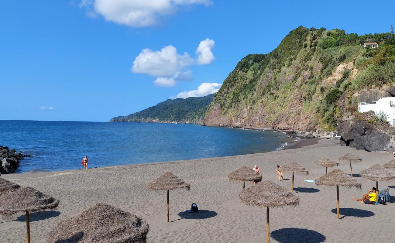 Photo de Povoacao Beach avec sable blanc & rochers de surface
