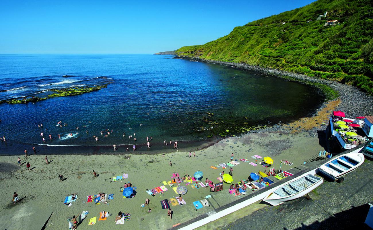 Photo de Praia do Calhau da Maia avec sable gris & rochers de surface
