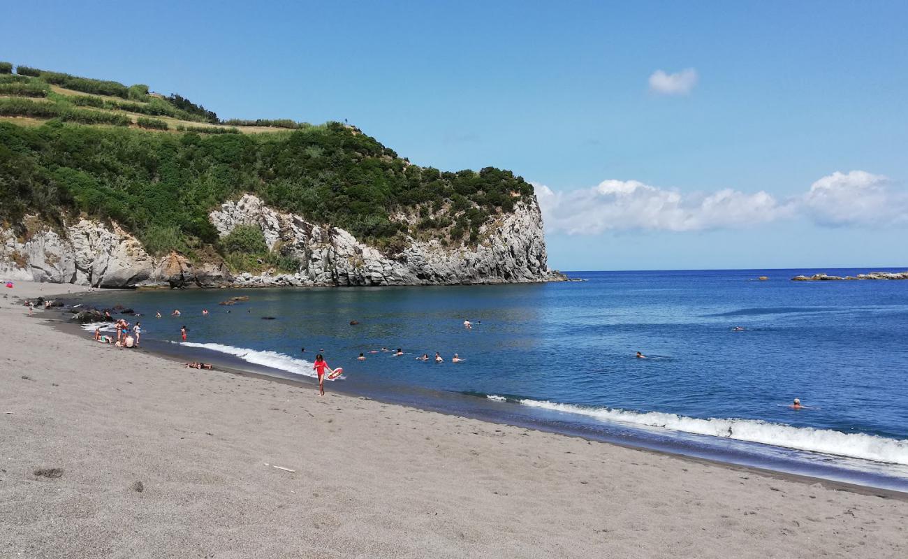 Photo de Praia dos Moinhos avec sable gris de surface