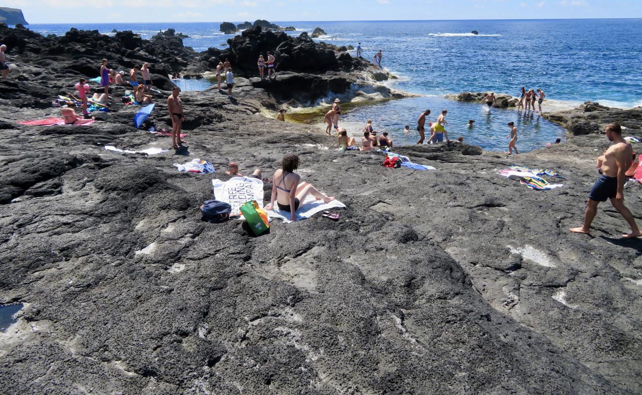 Photo de Caneiros Beach avec terrain rocheux de surface