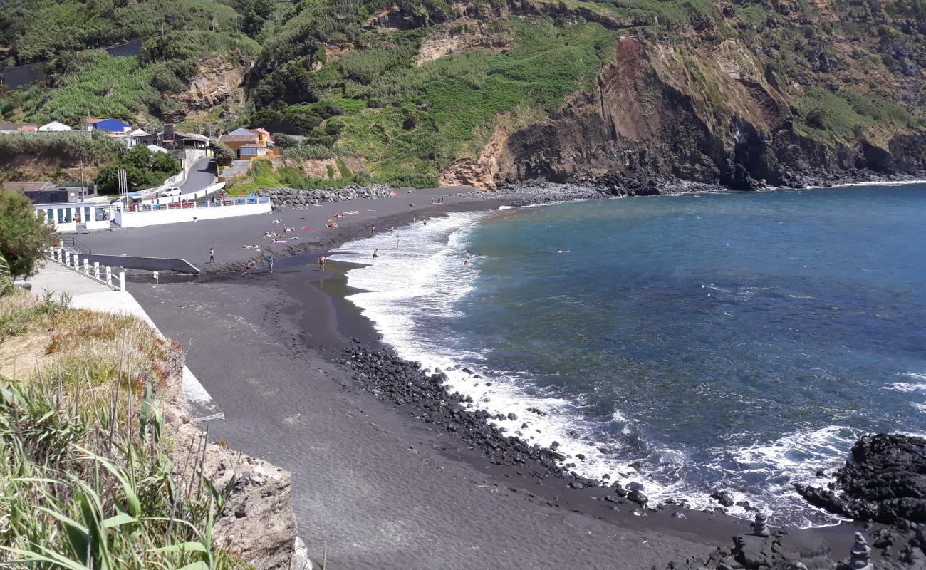 Photo de Mosteiros Beach avec sable blanc & rochers de surface
