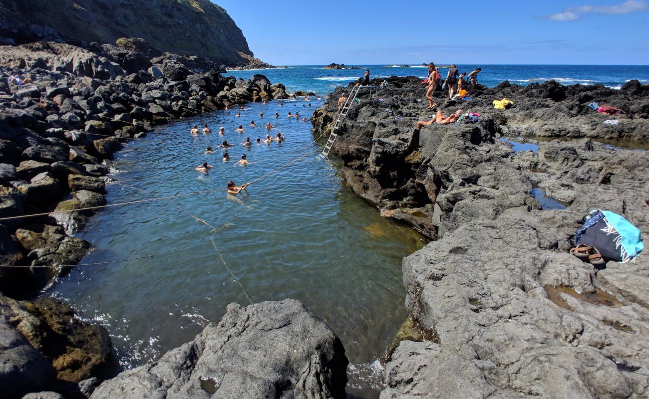 Photo de Ponta da Ferraria avec roches de surface