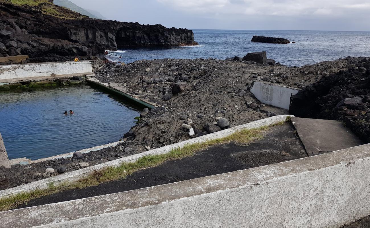 Photo de Piscina do Porto dos Bateis avec surface béton pavée de surface