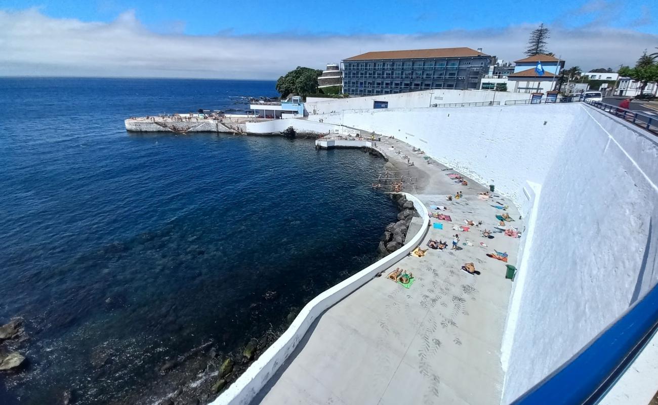 Photo de Zona Balnear da Silveira avec roches de surface