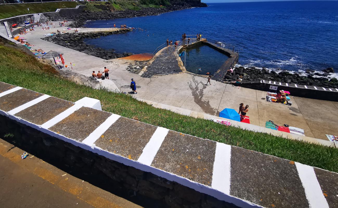 Photo de Praia da Salga avec surface béton pavée de surface
