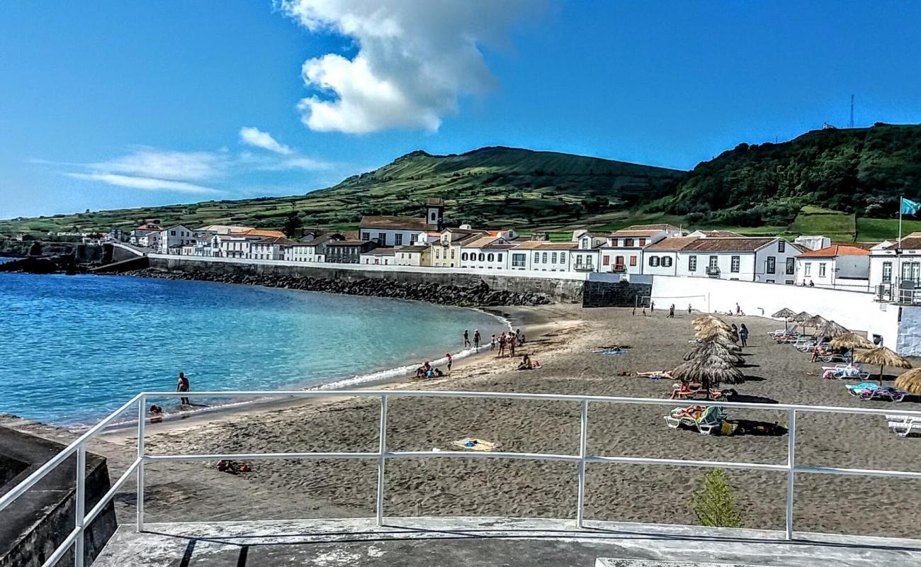Photo de Praia de Sao Mateus avec sable gris de surface