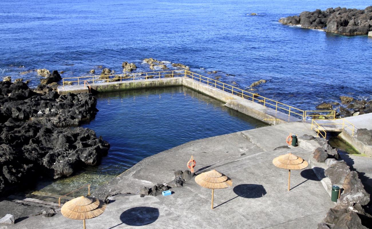 Photo de Piscina de Sao Mateus avec surface béton pavée de surface