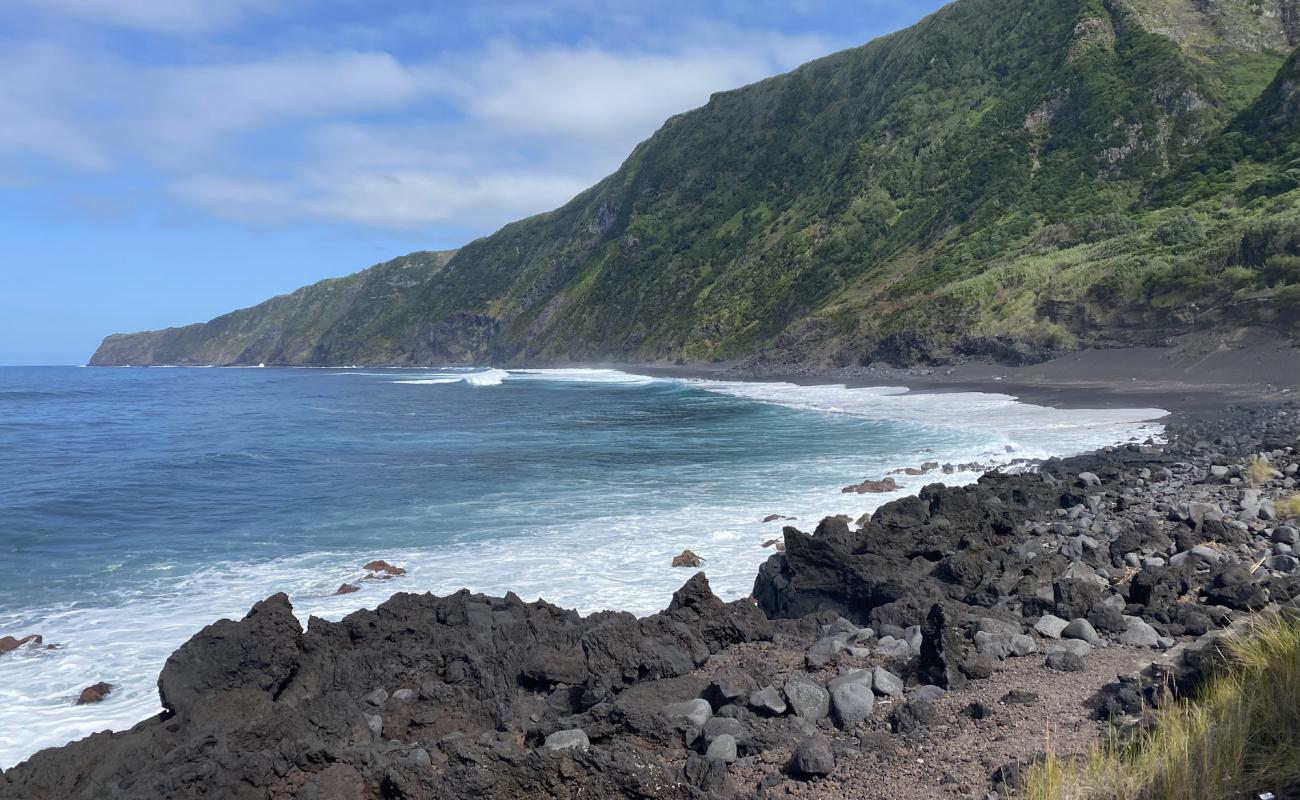 Photo de Praia da Faja avec sable blanc & rochers de surface