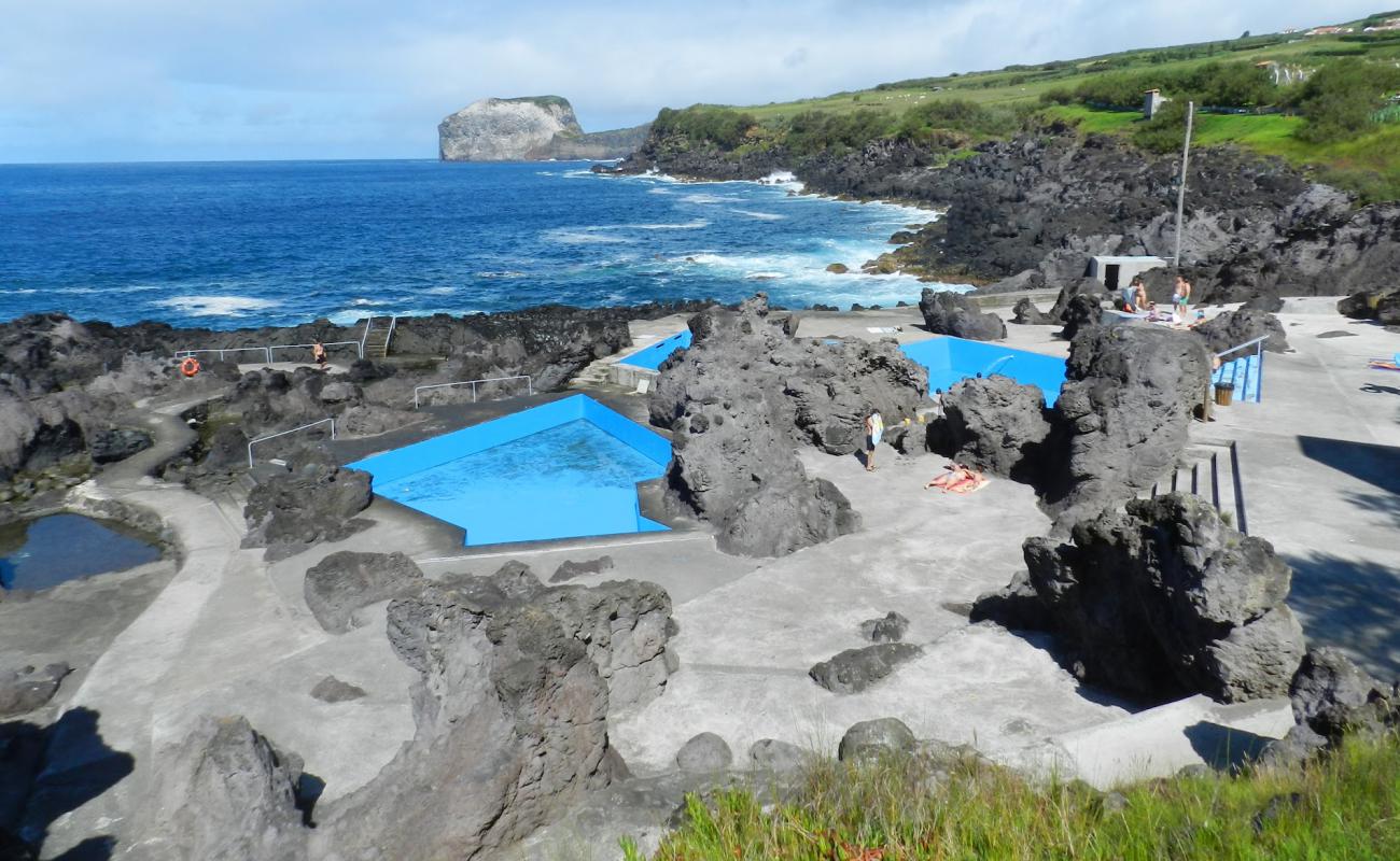 Photo de Piscinas naturais de Castelo Branco avec surface béton pavée de surface