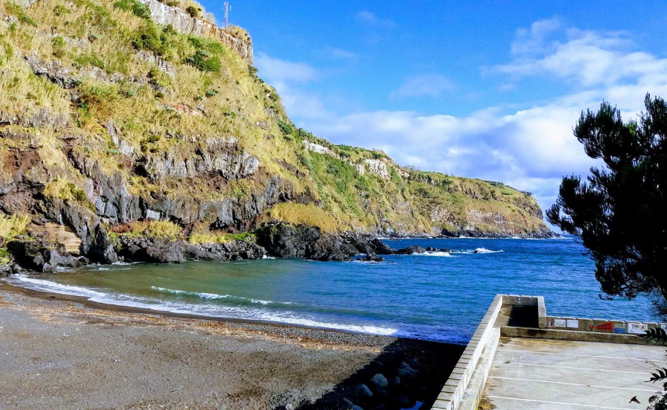Photo de Praia da Calheta avec sable gris & rochers de surface