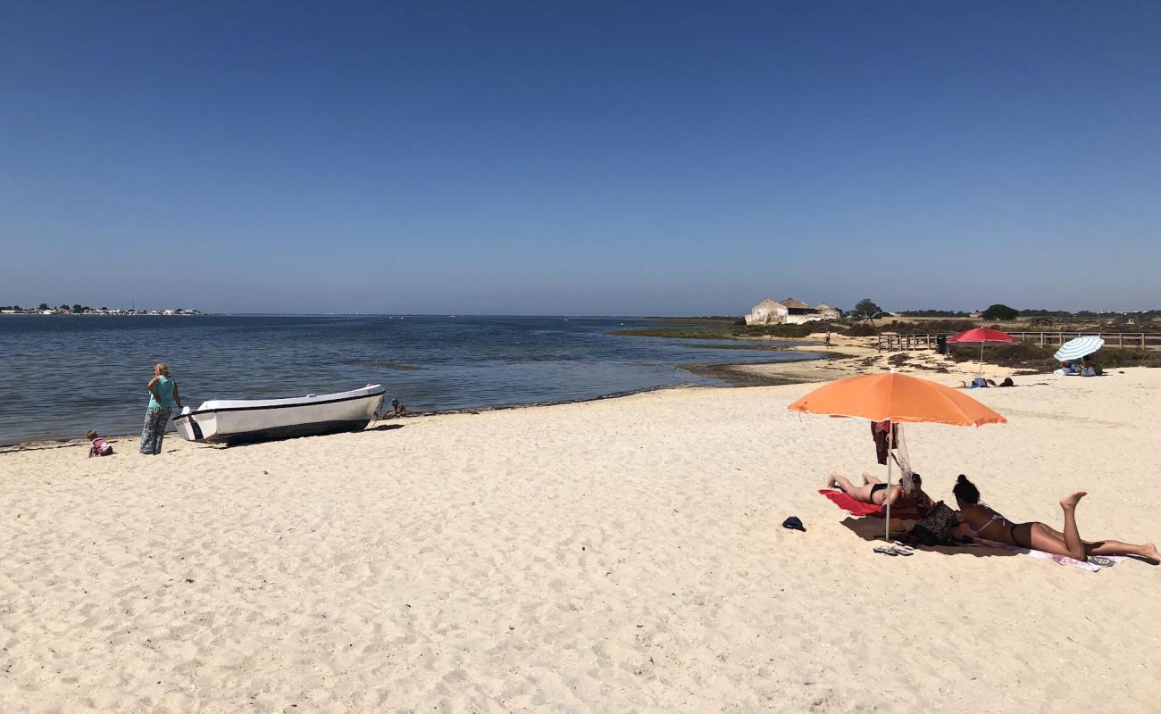 Photo de Praia dos Cavacos avec sable lumineux de surface