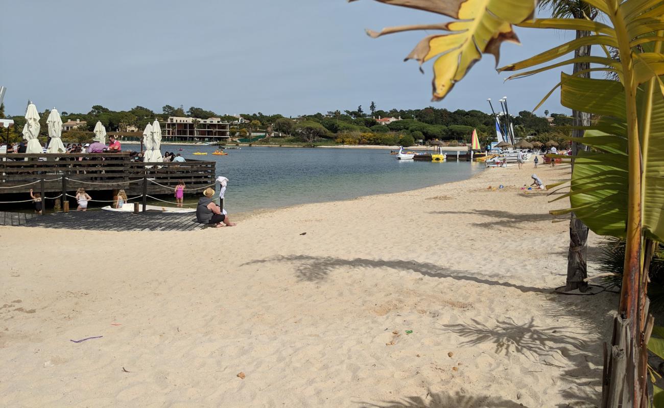 Photo de Almansil Praia avec sable lumineux de surface