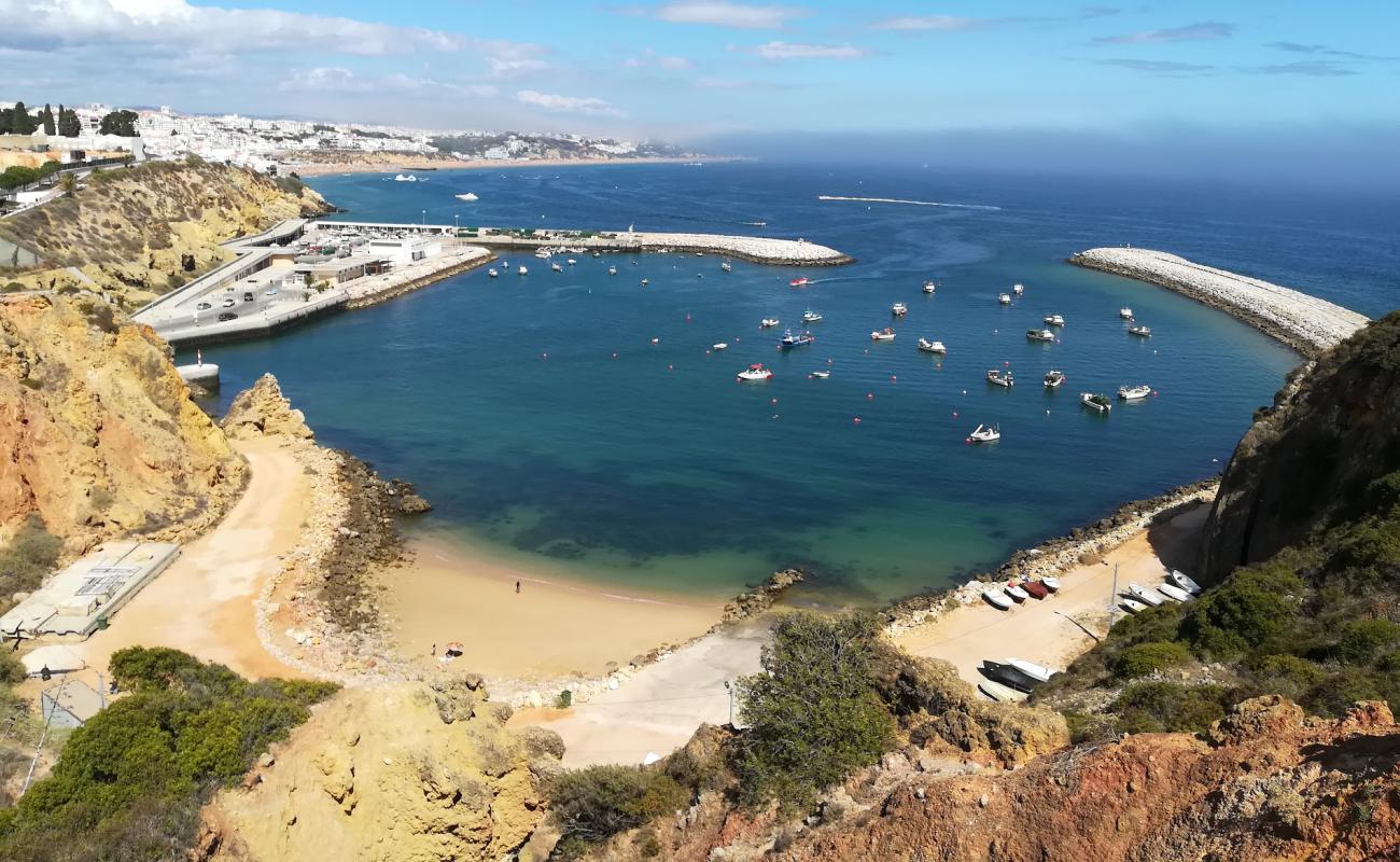 Photo de Praia da Baleeira avec sable lumineux de surface