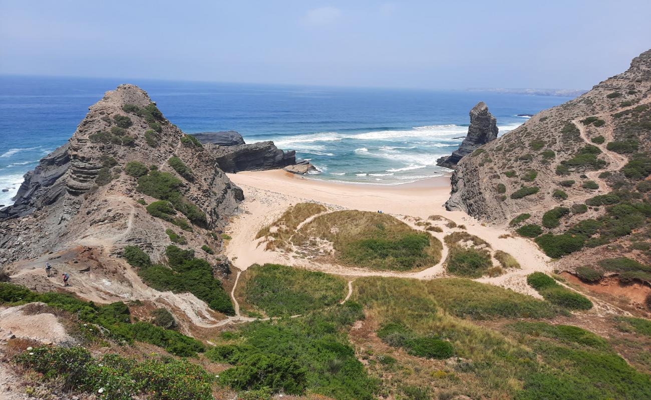 Photo de Praia da Pena Furada avec sable lumineux de surface