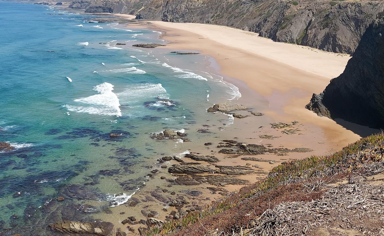 Photo de Praia do Medo da Fonte Santa avec sable lumineux de surface