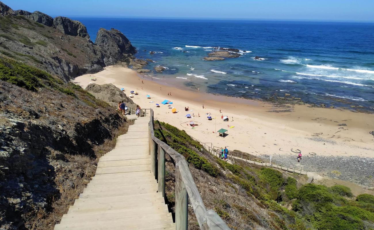 Photo de Praia do Vale dos Homens avec sable beige de surface