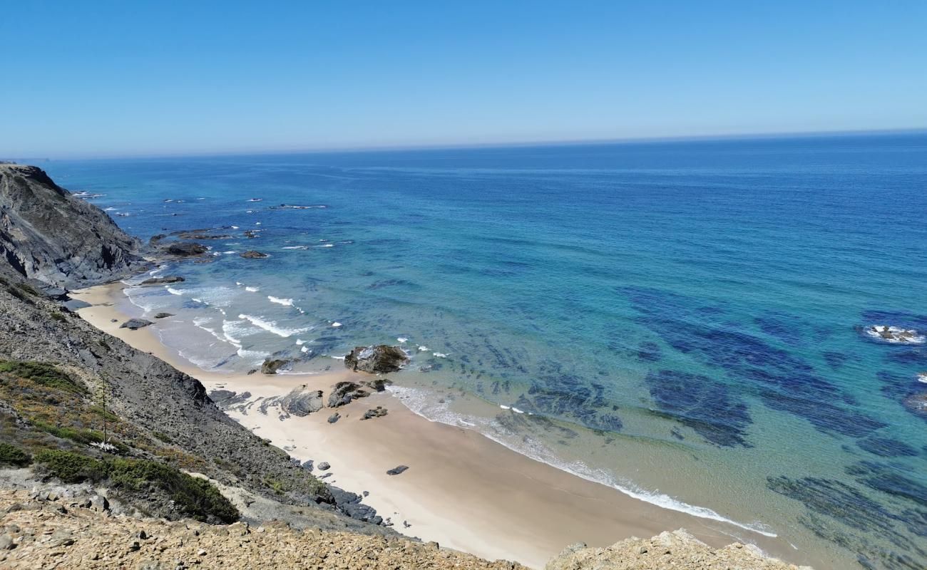 Photo de Praia da Samouqueira avec sable lumineux de surface