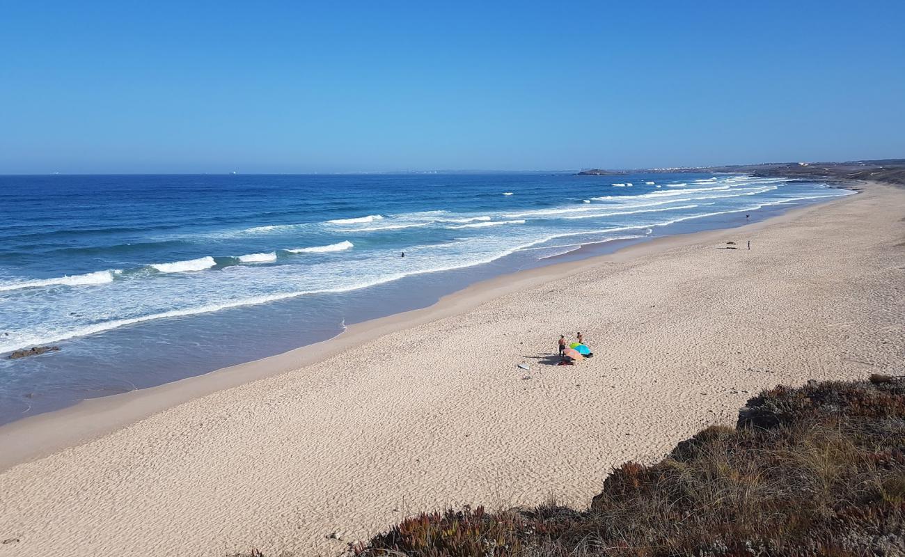Photo de Praia dos Aivados avec sable gris & galets de surface