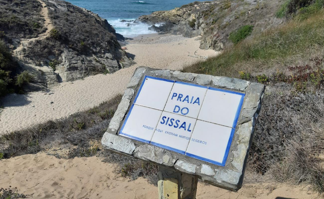 Photo de Praia do Sissal avec sable lumineux de surface