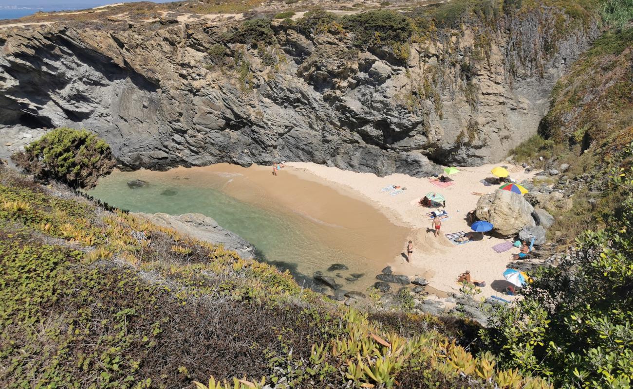 Photo de Praia do Espingardeiro avec sable lumineux de surface