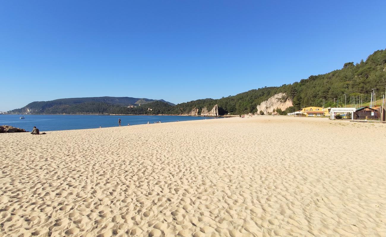 Photo de Praia de Albarquel avec sable lumineux de surface