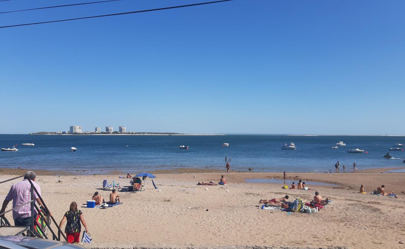 Photo de Praia da Rasca avec sable brillant et rochers de surface