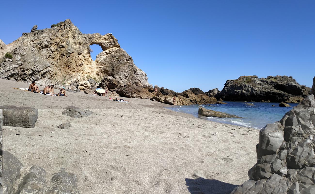 Photo de Praia do Inferno avec sable beige de surface