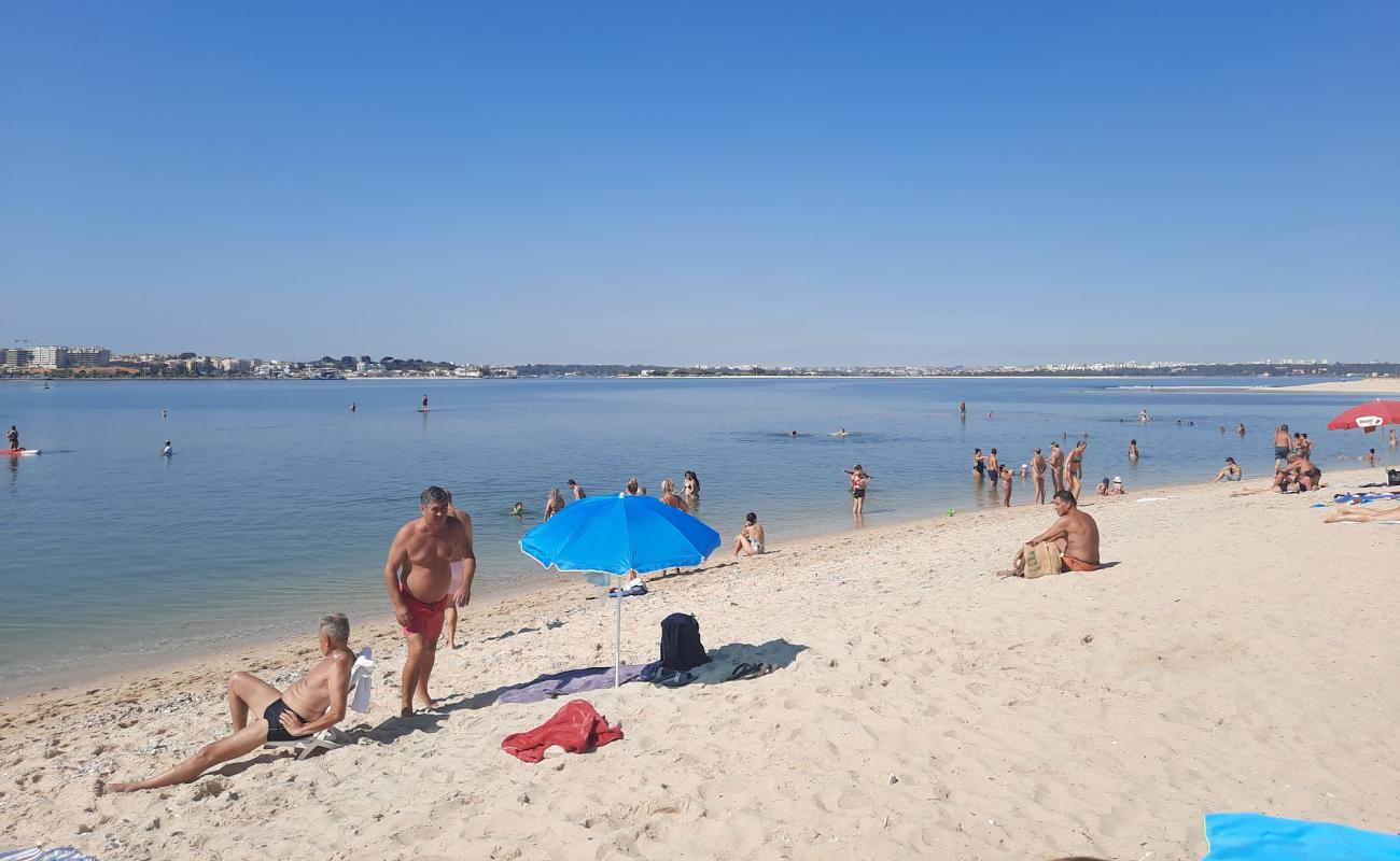 Photo de Praia Fluvial de Alburrica avec sable lumineux de surface